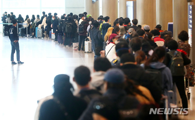 [인천공항=뉴시스]홍효식 기자 = 정부가 코로나19 관련 유럽발 입국자에 대한 검역을 강화한 가운데 23일 인천국제공항 1터미널에서 독일 프랑크푸르트 발 여객기를 타고 입국한 승객들이 격리시설로 이동하는 버스를 탑승하기 위해 줄지어 기다리고 있다. 2020.03.23.  yesphoto@newsis.com