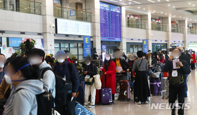 [인천공항=뉴시스]홍효식 기자 = 정부가 코로나19 관련 유럽발 입국자에 대한 검역을 강화한 가운데 23일 인천국제공항 1터미널에서 독일 프랑크푸르트 발 여객기를 타고 입국한 승객들이 격리시설로 이동하는 버스를 탑승하기 위해 줄지어 기다리고 있다. 2020.03.23.  yesphoto@newsis.com 