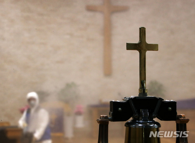 [서울=뉴시스]서울의 한 교회에서 신종 코로나바이러스 감염증(코로나19) 예방을 위한 방역 작업 모습. (사진=뉴시스 DB). photo@newsis.com <해당 사진은 기사 내용과 관련이 없습니다.>