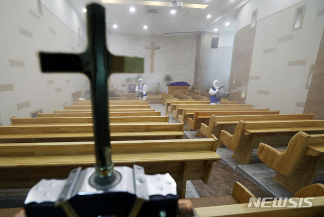 [서울=뉴시스]서울의 한 교회에서 방역 관계자들이 신종 코로나바이러스 감염증(코로나19)을 예방하기 위해 방역을 하고 있다. (사진=뉴시스 DB). photo@newsis.com <해당 사진은 기사 내용과 관련이 없습니다.>