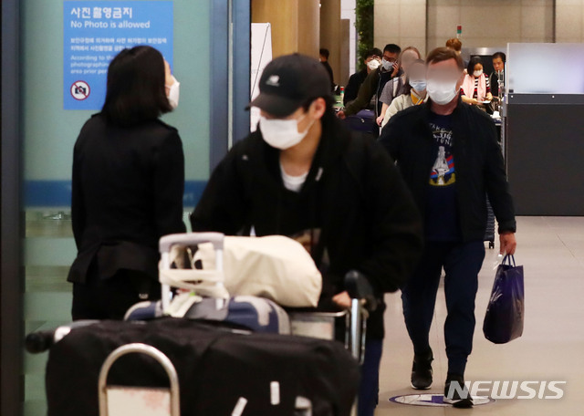 [인천공항=뉴시스]홍효식 기자 = 미국의 신종 코로나바이러스 감염증 (코로나19) 확진 환자가 3만명을 넘은 23일 인천국제공항 제1터미널에서 미국 샌프란시스코 발 여객기를 타고 온 입국자들이 입국장을 나서고 있다. 정부는 국내 코로나19 확산 방지를 위해 미국 등 유럽 외 다른 국가에서 오는 입국자에 대해서도 검역 강화 방안을 마련 중이라고 밝혔다. 2020.03.23. yesphoto@newsis.com