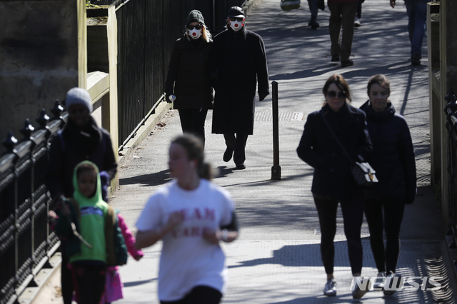[런던=AP/뉴시스]23일(현지시간) 영국 런던의 리젠트파크에서 사람들이 산책하는 모습. 영국 정부는 사회적 거리두기가 잘 지켜지 않으면 신종 코로나바이러스 감염증(코로나19) 확산을 막기 위해 추가적인 조치를 취할 수 있다고 밝혔다. 2020.3.24.  