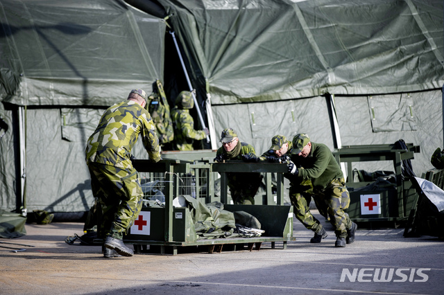 [고센베르그(스웨덴)=AP/뉴시스] 23일(현지시간) 스웨덴의 군인들이 병원 근처에 신종 코로나바이러스 감염증(코로나19) 중환자를 위한 비상용 야전병원을 짓고 있다. 2020.3.24.