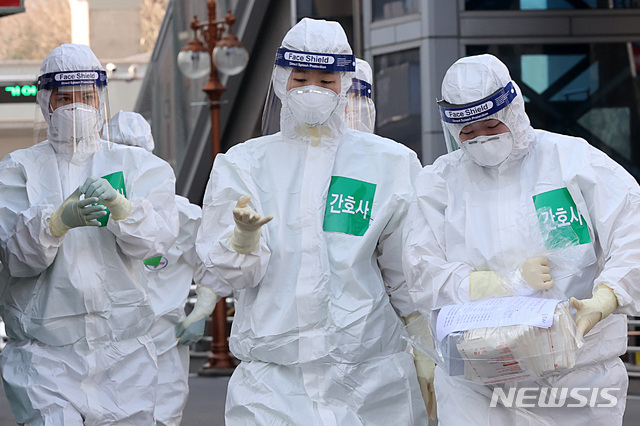 [대구=뉴시스] 이영환 기자 = 방호복을 입은 의료진이 24일 오전 대구 중구 계명대학교 동산병원에서 병동으로 향하고 있다. 2020.03.24.   20hwan@newsis.com