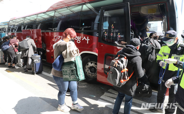 [인천공항=뉴시스] 전진환 기자 = 24일 인천국제공항 1터미널에서 유럽 발 아부다비 경유 비행기를 타고 입국한 승객들이 신종 코로나바이러스 감염증(코로나19) 진단검사를 위한 시설로 가는 버스에 탑승하고 있다. 정부는 지난 22일 오전 0시부터 유럽에서 출발해 국내로 들어오는 모든 입국자를 대상으로 코로나19 진단 검사를 시행하고 있다. 2020.03.24. amin2@newsis.com