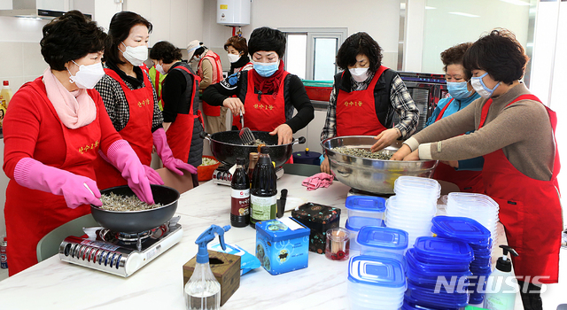 [광주=뉴시스]변재훈 기자 = 광주 동구는 산수1동 마을사랑채 운영협의체가 코로나19 여파로 끼니에 어려움을 겪는 취약계층을 위해 직접 만든 밑반찬을 전달했다고 24일 밝혔다. (사진=광주 동구 제공) 2020.03.24.  photo@newsis.com