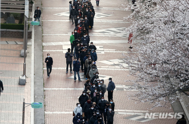 [대구=뉴시스] 이영환 기자 = 소상공인들이 25일 오전 대구 북구 소상공인시장진흥공단 대구북부센터에서 정책자금 확인서발급 및 상담 등을 위한 번호표를 받기 위해 줄지어 서 있다. 2020.03.25.   20hwan@newsis.com