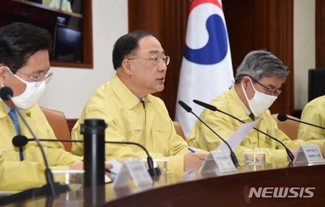 [서울=뉴시스]홍남기 부총리 겸 기획재정부 장관이 25일 오전 서울 종로구 정부서울청사에서 열린 '제12차 코로나19 대응 경제관계장관회의 겸 제2차 위기관리대책회의'를 주재, 발언하고 있다. (사진=기획재정부 제공) 2020.03.25.  photo@newsis.com