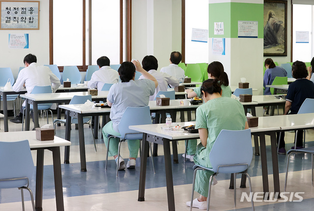 [대구=뉴시스] 이영환 기자 = 신종 코로나바이러스 감염증(코로나19) 사태 안정화를 위한 사회적 거리두기 운동인 328 대구시민 운동이 진행중인 25일 오후 대구 중구 계명대학교 대구동산병원 의료진 식당에서 의료진들이 점심식사를 하고 있다. 2020.03.25.  20hwan@newsis.com