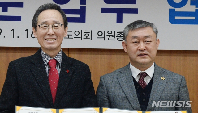 송하진 전북도지사(왼쪽)외 송성환 전북도의회 의장 