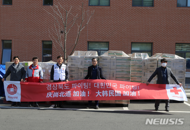 [안동=뉴시스] 지난 20일 경북적십자사(안동)에서 중국 북경대상연맹이 경북에 지원한 방역물품을 대상연맹 한국 관계자가 경북적십자사 관계자들에게 전달하고 있다. (사진=경북도 제공) 2020.03.26