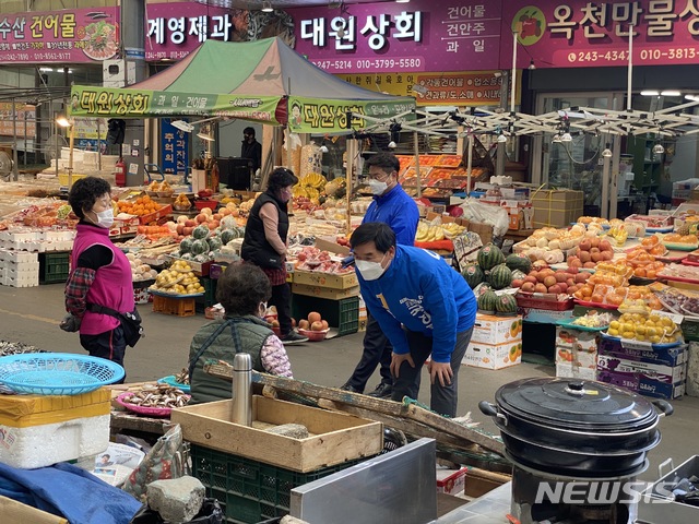 [포항=뉴시스] 강진구 기자 = 더불어민주당 오중기 후보는 26일 오전 포항북구 국회의원 후보 중 첫 번째로 북구선관위에 후보등록을 마치고 “정체된 포항의 성장과 멈춰버린 경제를 살려내라는 시민들의 명령을 완수하겠다"며 "정부여당의 힘으로, 오중기의 힘으로, 반드시 포항경제를 살려내겠다”고 밝혔다.사진은 첫 민생방문지로 죽도시장을 찾은 오중기 후보.(사진=오중기 후보 선거사무소 제공) 2020.03.26. photo@newsis.com