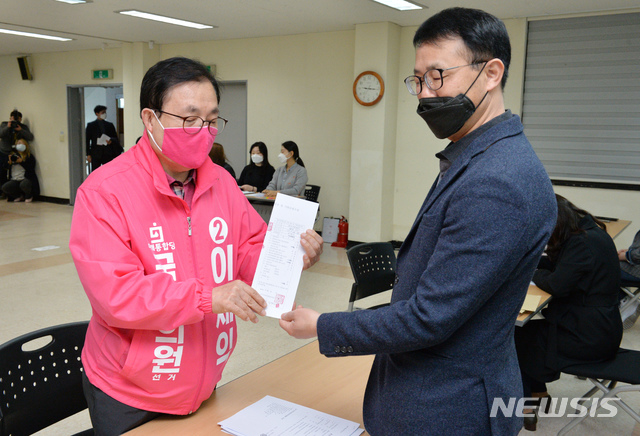 [울산=뉴시스] 배병수 기자 = 제21대 국회의의선거 후보자 등록 첫날인 26일 오전 울산 남구 선거관리위원회에서 미래 통합당 이채익 남구(갑) 후보가 접수를 하고 있다. 2020.03.26. bbs@newsis.com