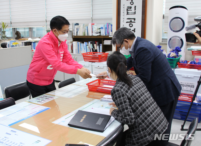 [울산=뉴시스] 배병수 기자 = 제21대 국회의의선거 후보자 등록 첫날인 26일 오전 울산 동구 선거관리위원회에서 미래통합당 권명호 후보가 접수를 하고 있다. 2020.03.26. (사진= 미래통합당 제공). photo@newsis.com