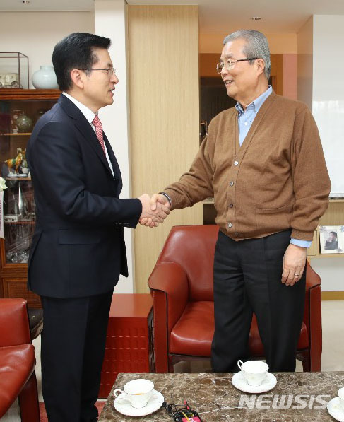 [서울=뉴시스] 김진아 기자 = 황교안 미래통합당 대표가 26일 오전 김종인 전 더불어민주당 비상대책위원회 대표 자택을 찾아 김종인 전 대표와 악수를 하고 있다. (사진=미래통합당 제공) 2020.03.26.  photo@newsis.com