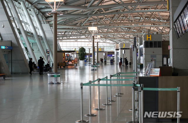 [인천공항=뉴시스] 고범준 기자 = 신종 코로나바이러스 감염증(코로나19)의 확산으로 해외여행객이 급감하고 있는 26일 오후 인천국제공항 1터미널 출국장이 한산한 모습을 보이고 있다. 2020.03.26. bjko@newsis.com