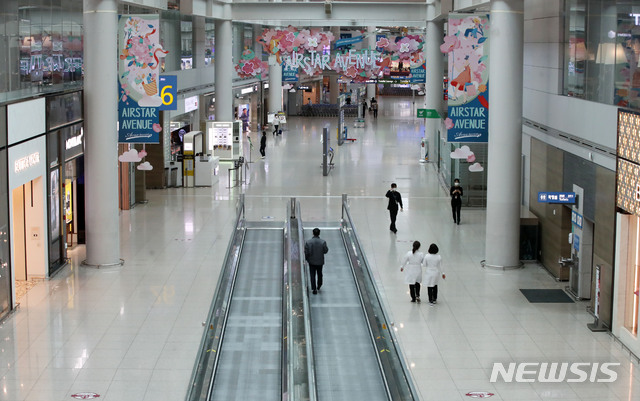 [인천공항=뉴시스] 고범준 기자 = 신종 코로나바이러스 감염증(코로나19)의 확산으로 해외여행객이 급감하면서 면세업계가 직격탄을 맞은 26일 인천국제공항 1터미널 면세구역이 한산한 모습을 보이고 있다. 2020.03.26.  bjko@newsis.com