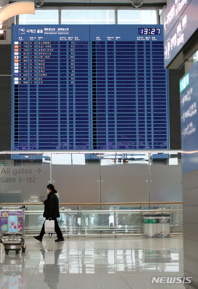 [인천공항=뉴시스] 고범준 기자 = 신종 코로나바이러스 감염증(코로나19)의 확산으로 해외여행객이 급감하고 2001년 개항 이래 첫 1만명대 이하로 떨어진 26일 오후 인천국제공항 1터미널 출국장 국제선 출발현황을 알리는 전광판에 많은 빈칸으로 보이고 있다. 25일 인천공항공사에 따르면 전날 인천공항을 이용한 승객은 총 9316명(출발 1800명, 도착 7516명)으로 집계됐다. 2020.03.26.  bjko@newsis.com