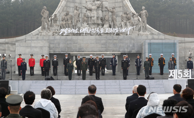 [대전=뉴시스]배훈식 기자 = 문재인 대통령과 김정숙 여사가 27일 국립대전현충원에서 열린 서해수호의 날 기념식에 참석해 '우리의 다짐'을 듣고 있다. 2020.03.27. dahora83@newsis.com