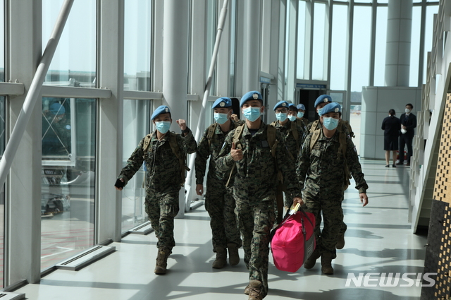 [서울=뉴시스] 인천공항에 도착한 한빛부대원들. 2020.03.28. (사진=국방부 제공)