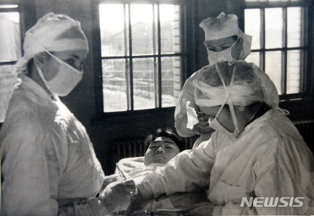 [서울=뉴시스] 1946년 소련에서 파견된 소련 의료진이 조선인 환자를 수술하고 있다. (사진=미디어한국학 제공) 2020.03.29. photo@newsis.com