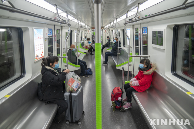 [우한=신화/뉴시스] 중국 후베이성 우한의 지하철 운행은 지난달 28일 재개됐다. 사진은 마스크를 쓴 우한의 승객들이 지하철로 이동하는 모습. 2020.4.1.