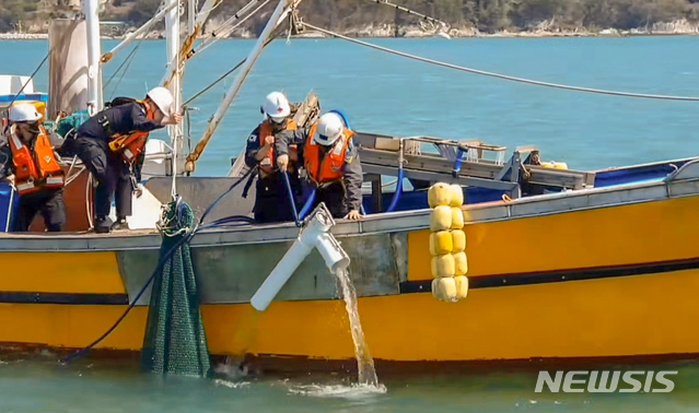 여수해양경찰서 경찰관들이 29일 불법 바지락 채취 어선을 적발해 장비를 살펴 보고 있다.