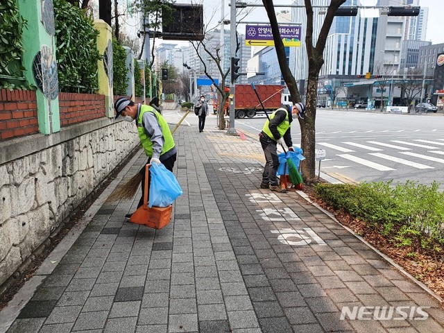 [서울=뉴시스] 환경미화원들의 거리 청소 모습. (사진=뉴시스 DB). photo@newsis.com