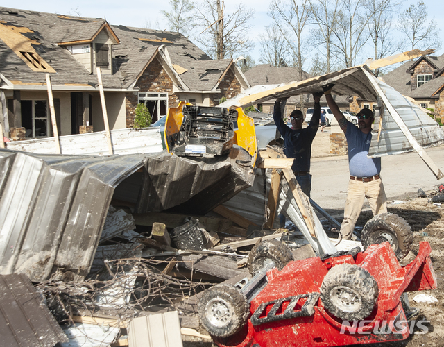 [존스버러=AP/뉴시스]미 아칸소주를 덮친 토네이도로 3월29일(현지시간) 존스버러의 주민들이 파손된 집 잔해를 정리하고 있다. 2020.03.30.