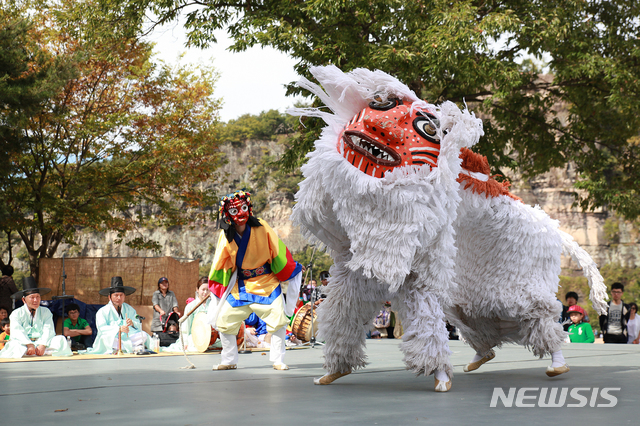[서울=뉴시스] 봉산탈춤.(사진=문화재청 제공) 2020.4.1 photo@newsis.com