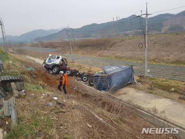 충북 영동경부고속도로서 승용차·화물차 추돌…2명 부상 