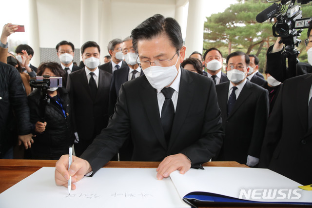 다[서울=뉴시스] 장세영 기자 = 황교안 미래통합당 대표가 1일 오전 서울 국립서울현충원을 찾아 현충탑 참배후 방명록을 작성하고 있다. 2020.04.01.  photo@newsis.com 