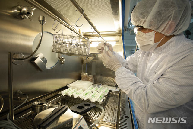 [서울=뉴시스] 셀트리온 연구진이 코로나19 항체 치료제 개발에 몰두하고 있다. (사진=셀트리온 제공)