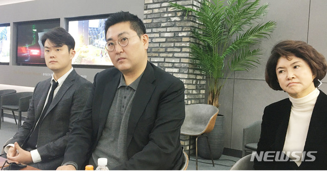 대전 유성복합터미널 사업자인 ㈜케이피아이에이치 경영진이 2일 유성구 봉명동에 있는 모델하우스에서 현대엔지니어링㈜과 도급계약 체결을 발표하고 있다.  