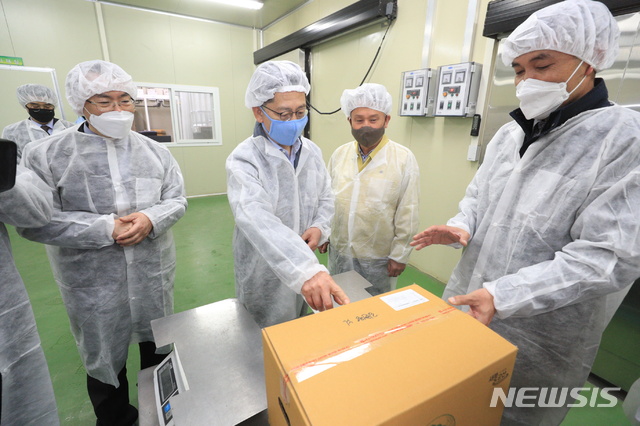 [세종=뉴시스]김현수 농림축산식품부 장관이 2일 오후 전북 군산시 소재 학교급식지원센터인 우리영농조합법인을 찾아 급식 중단에 따른 현장 애로를 점검하고 있다. 2020.04.02. (사진 = 농식품부 제공) photo@newsis.com