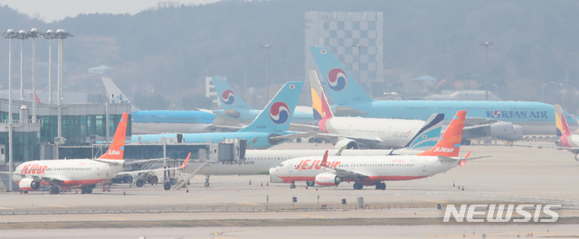 [인천공항=뉴시스]고범준 기자 = 2일 인천국제공항에 여객기가 주기되어 있다. 2020.04.02.  photo@newsis.com