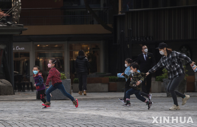 [우한=신화/뉴시스] 1일 후베이성 우한시의 한 광장에서 마스크를 쓴 아이들이 뛰놀고 있다. 우한시는 신종 코로나바이러스 감염증(코로나19)로 가장 큰 피해를 본 중국 도시다. 2020.04.02