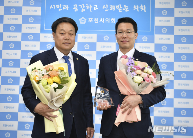조용춘 포천시의회 의장과 임종훈(오른쪽) 포천시의회 의원