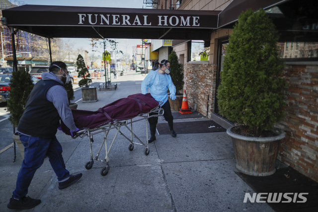 [뉴욕= AP/뉴시스] 코로나 19 사망자로 넘쳐나는 뉴욕시의 대니얼 셰퍼 장례식장에서 직원들이 새로 도착한 시신을 안으로 옮기고 있다. 이 곳에서는 평소 하루 40~60건의 장례식을 거행할 수 있는데도 2일 오전 185건의 장례식을 치렀다. 2020.4.3