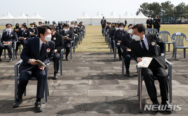 [제주=뉴시스]박영태 기자 = 더불어민주당 이인영 원내대표(왼쪽)와 미래통합당 심재철 원내대표가 3일 제주 4·3 평화공원에서 열린 '제72주년 제주 4·3 희생자 추념식'에 참석, 간격을 넓게 두고 배치된 의자에 앉아 대화를 하고 있다. 2020.04.03.since1999@newsis.com