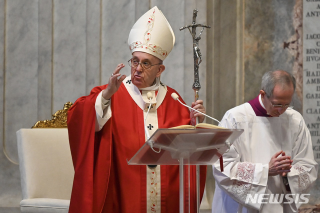 [바티칸시티=AP/뉴시스] 프란치스코 교황이 부활절을 일주일 앞둔 성지 주일인 지난 4월5일(현지시간) 미사를 집전하고 있다. 2020.06.07