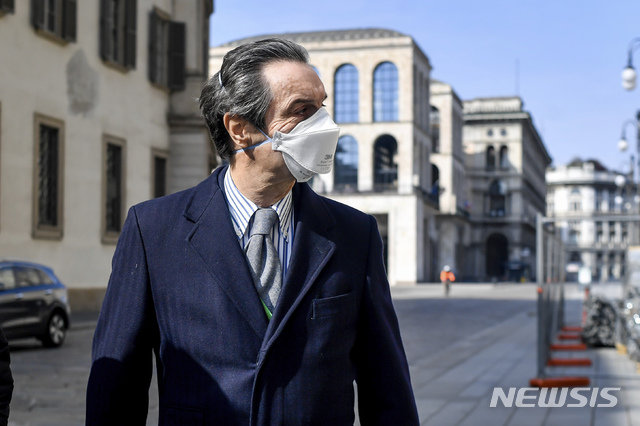 [롬바르디아=AP/뉴시스]이탈리아의 아틸리오 폰타나 롬바르디아 주지사가 5일(현지시간) 마스크를 쓰고 밀라노 거리를 걷고 있다. 롬바르디아 주는 신종 코로나바이러스 감염증(코로나19) 확산을 막기 위해 외출 시 마스크 착용을 의무화했다. 2020.4.7.