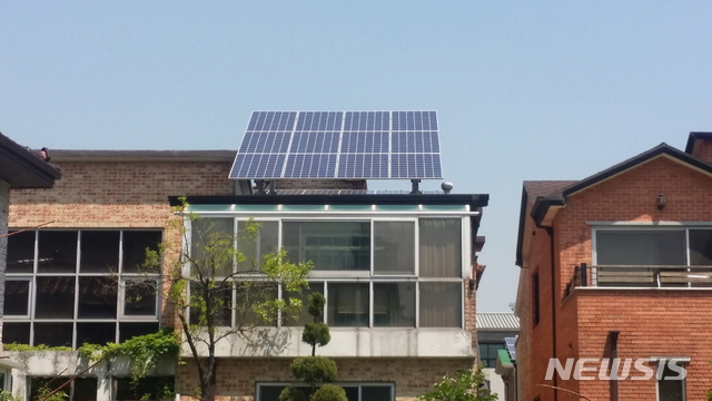 [안산=뉴시스]안산시가 추진하는 신재생에너지 주택지원 보급을 통해 가정집에 설치된 태양열 시설.(안산시 제공)