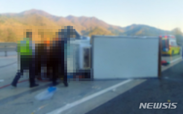 [부산=뉴시스] 6일 오전 7시 21분께 부산울산고속도로의 한 구간에서 울산 뱡향으로 달리던 1t 트럭이 앞서 가던 트레일러 차량을 추돌했다. (사진=부산경찰청 제공)