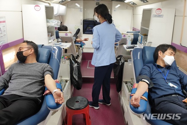 [창원=뉴시스] 홍정명 기자=경남 창원교육지원청 직원들이 6일 청사 주차장에 주차된 헌혈버스에서 헌혈을 하고 있다.(사진=창원교육지원청 제공) 2020.04.06. photo@newsis.com