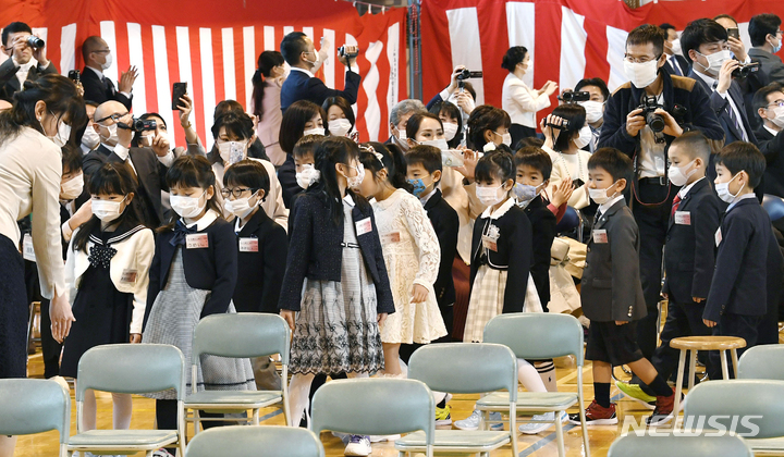 [삿포로=AP/뉴시스]지난 6일 일본 북부 삿포로의 한 초등학교에서 신종 코로나바이러스 감염증(코로나19) 확산 예방을 위해 마스크를 쓴 신입생들이 입학식에 참석하고 있다. 2020.04.06.