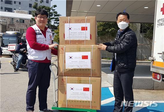 [전주=뉴시스] 코로나19 사태 방역에 힘을 보태라며 전북도 우호지역인 윈난성에서 의료용 마스크 2만장, 중국 주광주 총영사관에서 5000장을 보내왔다. photo@newsis.com