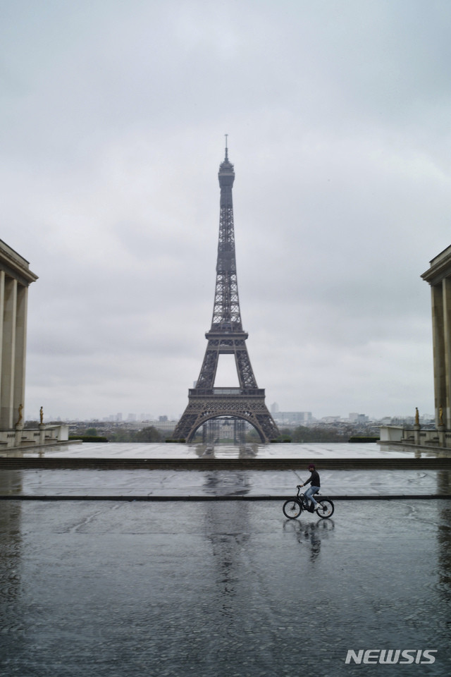 [파리=AP/뉴시스]신종 코로나바이러스 감염증(코로나19)으로 전국이 봉쇄 중인 6일(현지시간) 프랑스 파리 에펠탑 앞 텅 빈 광장을 한 남성이 자전거를 타고 지나고 있다. 올리비에 베랑 프랑스 보건부 장관은 프랑스에서 코로나19 대유행이 시작된 이래 하루 동안 가장 많은 833명이 코로나19로 숨졌다고 발표했다. 이로써 프랑스의 코로나19 총 사망자수는 8911명이 됐다. 2020.04.07.