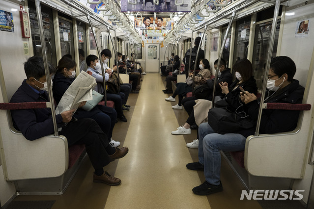 [도쿄=AP/뉴시스]7일 일본 도쿄에서 출근길 시민들이 지하철을 타고 이동하고 있다. 아베 신조 일본 총리는 7일 저녁 신종 코로나바이러스 감염증의급증을 막기 위해 긴급사태를 선언한다. 2020.04.07.