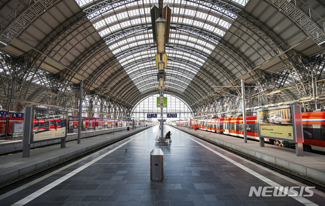 [프랑크푸르트] 사회적 거리두기가 시행중인 독일 북서부 대도시에서 7일 한 여성이 기차역 플랫폼에 혼자 앉아 있다 2020. 4. 7. 